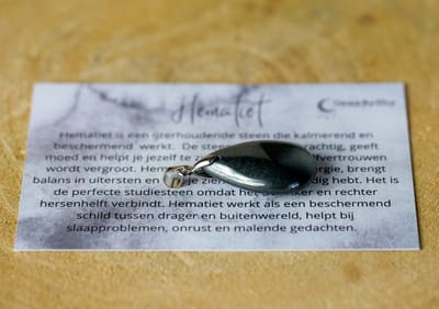 Hematiet Druppel Hanger - Perfect cadeau voor mannen en vrouwen - Inclusief uitleg - Spiritueel - Hematite - Bescherming - Kalmerend - Zelfvertrouwen - Malende gedachten - Slaapproblemen - Moed - 100% NATUURLIJK