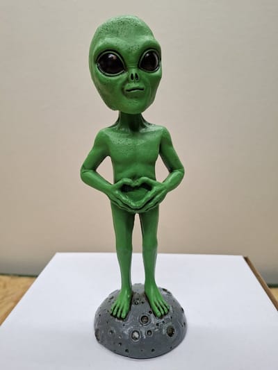 Alien Martian Bobble Head - op standaard - Decoratie - Woonaccessoires - Beeld - Groen - 21cm Hoog