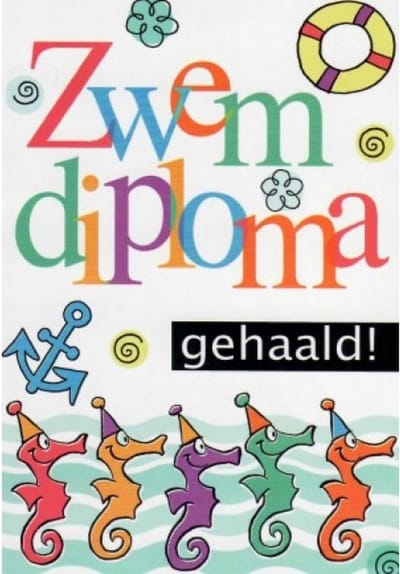 Zwemdiploma gehaald! Gefeliciteerd! Een kleurrijke kaart met een reddingsboei en blije zeepaardjes met een badmuts op. Een leuke kaart om zo te geven of om bij een cadeau te voegen. Een dubbele wenskaart inclusief envelop en in folie verpakt.