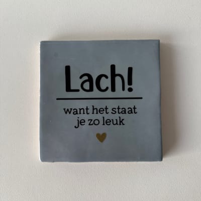Lach, want het staat je zo leuk (Blauw tegeltje) - Zonder standaard - Spreuktegel - Tegeltje met tekst - Tegeltje met Spreuk - Cadeautje - Origineel cadeau