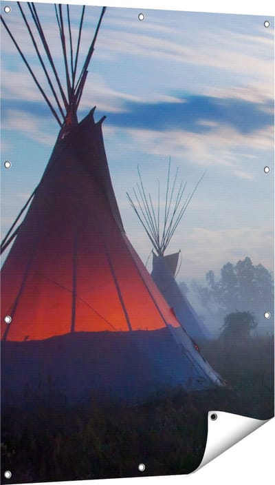 Gards Tuinposter Indianen Tipi in de Nacht tijdens de Mist - 80x120 cm - Tuindoek - Tuindecoratie - Wanddecoratie buiten - Tuinschilderij