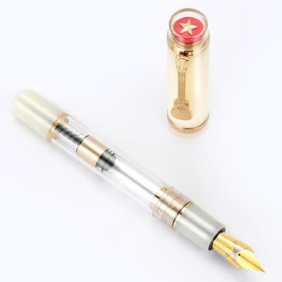 Elegante vulpen met fijne nib, gouden gitaarclip en transparant acryl, inclusief converter en maat 8