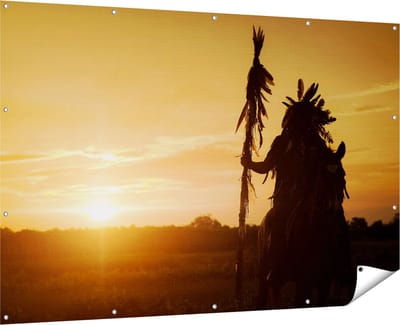 Gards Tuinposter Indiaan met een Speer bij Zonsondergang - 180x120 cm - Tuindoek - Tuindecoratie - Wanddecoratie buiten - Tuinschilderij