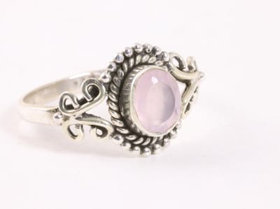 Fijne bewerkte zilveren ring met rozenkwarts - maat 15.5