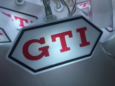 BRISA VW Collection - Stijlvolle sfeervolle Volkswagen Golf GTI logo accu lichtketting voor feestjes, kinderkamers, workshops & evenementen (voor binnen/3m/20 x LED)