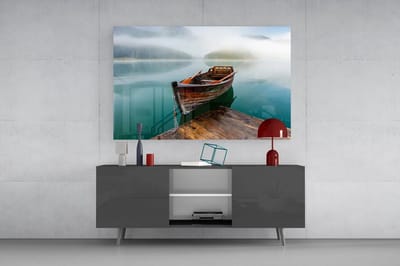 Glasschilderij Rustgevende Boot op Bergmeer – Luxe Wanddecoratie van Gehard Glas – Premium Natuur Landschap 90 x 60 cm