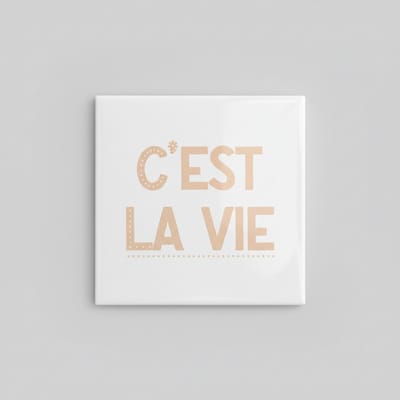 C’est La Vie Tekst Decoratieve Tegel 15×15 cm – Minimalistische Franse Wandtegel voor Huis & Cadeau Decor