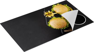 Chefcare Inductie Beschermer Hamburgers met Patat op een Zwarte Marmeren Plaat - 90x50 cm - Afdekplaat Inductie - Kookplaat Beschermer - Inductie Mat