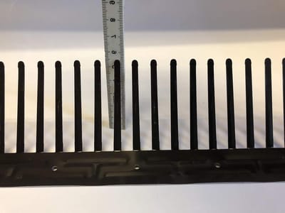 Dakgootkam - Vogelwering dak - Dakbescherming - Aluminium constructie - 1 meter lengte - Antracietbruin