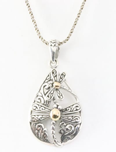 Opengewerkte zilveren hanger met libelles en 18k gouden decoratie aan ketting