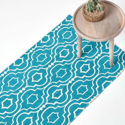 Homescapes Riga bedrukt katoenen vloerkleed met blauw en wit patroon, 66 x 200 cm