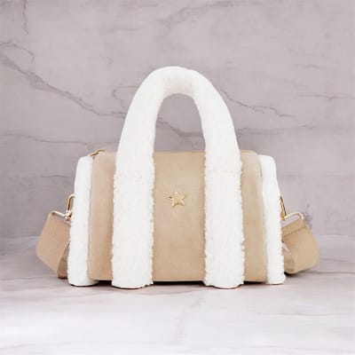 fantastische suede look tas met teddy details en goud hardware - incl lang strap band - dames bag - Beige - cadeau