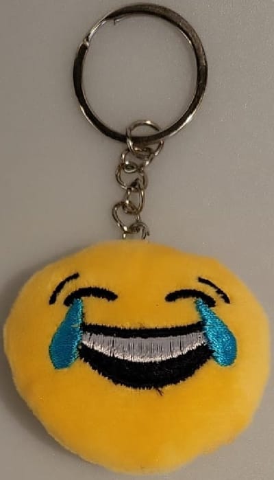 Een echte musthave deze grappige en kussenzachte sleutelhanger in een mooie kleur. Handig voor aan de tas, sleutelbos, of een leuke smiley om op te hangen als decoratie. Koop deze sleutelhanger voor jezelf of geef hem bijvoorbeeld cadeau.