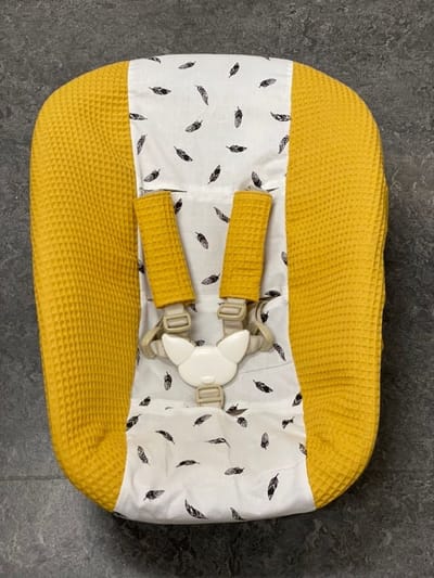 stokke newborn hoes okergeel kleine veertjes