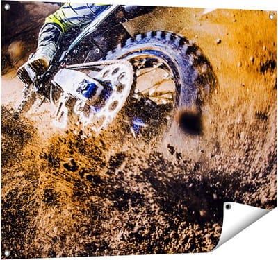Gards Tuinposter Motorcross Wiel met Modder - 100x80 cm - Tuindoek - Tuindecoratie - Wanddecoratie buiten - Tuinschilderij