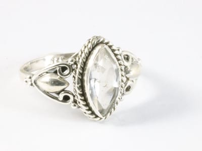 Fijne bewerkte zilveren ring met bergkristal - maat 16