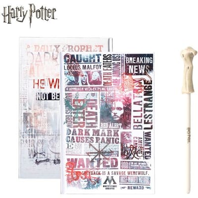 Warner Bros. Set van 2 Harry Potter Dark Arts notitieboeken in krantenthema & Heer Voldemort toverstaf-pen, officieel gelicentieerde Wizarding World