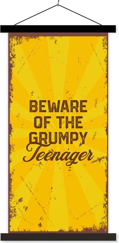 Posterhanger incl. Poster 40x80 cm - Schoolplaat - Kinderen - Quotes - Vintage - Beware of the grumpy teenager - Textielposter - Zwarte latten