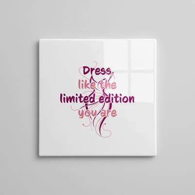 Dress Like the Limited Edition You Are Tegel 15×15 cm – Inspirerende Fashion Quote Keramische Wandtegel – Stijlvol Roze Decor Cadeau
