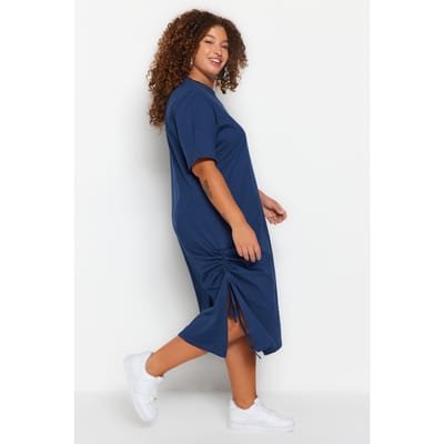 Curve damesjurken in donkerblauw, effen kleur, midi-lengte, casual en relaxed, plus size.