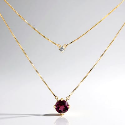 Cavill - Gelaagde Halsketting 9K Geel Goud - Mozambique Magenta Granaat 0,945 ct & Zirkoon 0,153 ct - Elegante Damesketting - Modern & Stijlvol