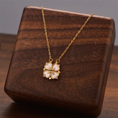 Sjika - Gouden Klavertje Vier Ketting – Geluksbedel met Witte Emaille & Kristallen – Verfijnde Dames Hanger – Symbolisch & Elegant Cadeau