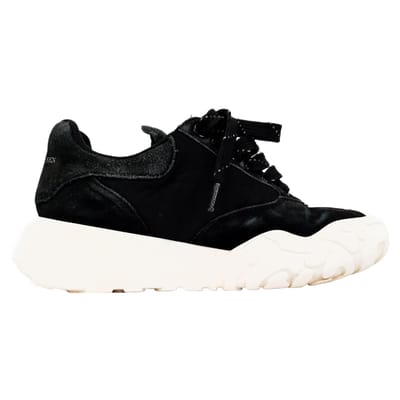 Alexander Mcqueen Court Chunky Sneakers in Zwart Suède