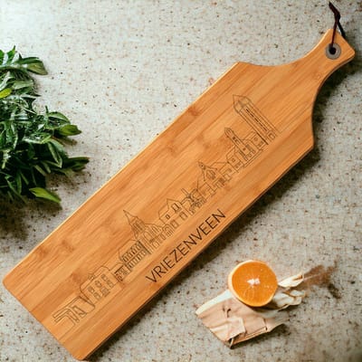 Out-Lines - Serveerplank met skyline van Vriezenveen - Bamboe - 60x16cm - Borrelplank Gravering