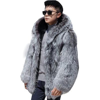 Nieuwe winterjas voor heren van imitatievossenbont met opstaande kraag en lange mouwen. Hoogwaardige, comfortabele jas voor mannen. Geschikte maat. S gray