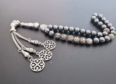 Handgemaakte naam tasbih 33 Kralen Natuursteen “Hematiet ” - met metaal tassel “Arabesk"- Met je naam of de naam van uw geliefde- 8 mm diameter van de korrel