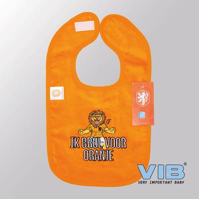 VIB® - Slabbetje Luxe velours - KNVB Collectie Ik Brul voor Oranje - WK voetbal 2026 - WK voetbal versiering - WK voetbal outfit - Nederland WK - Babykleertjes - Slabbetjes - zwangerschap aankondiging - baby aankondiging