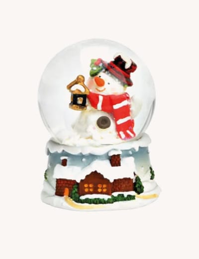 Sneeuwbol Sneeuwpop op voet versierd met chalet in een sneeuwlandschap Ø4cm x 6cm H