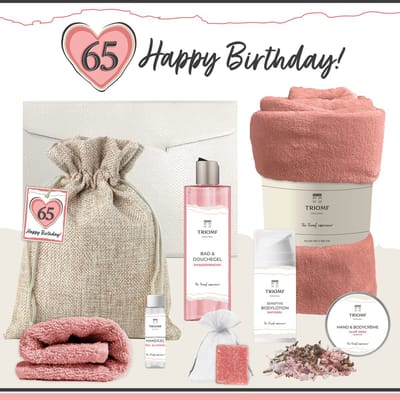 Geschenkset “65 Happy Birthday!” - 8 producten - 1210 gram - Triomf Cosmetica | Cadeau voor haar Vijfenzestig jaar Cadeaupakket Feestje Wellness Pakket Douchegel Luxe Giftset Fleece deken Verjaardag Vrouw Gefeliciteerd Sixty Five Party Gift Set Roze