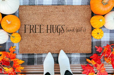Free Hugs And WiFi | 60x40 cm | Nieuwe huis cadeau | Ingangsmat | Deurmat met stijl | Verhuizing cadeau | Praktisch & trendy | Perfect voor binnenkomst | Cadeau voor nieuwe woning