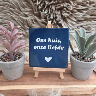 Robuust wenstegeltje “Ons Huis, Onze Liefde” – Liefde Cadeau – Woondecoratie – Relatie – Trendy nu – Valentijn – Handmade – Housewarming – Vriendschap – Decoratief Tegeltje met Standaard – Cadeau Idee