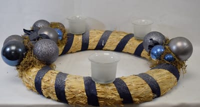 ZoeZo Design - Krans - natuurlijke materialen - riet - Ø 40 cm - ligkrans - kerstkrans - tafelkrans - met 3 waxinelichtjeshouders - blauw - zilver - glitter - kerststukje