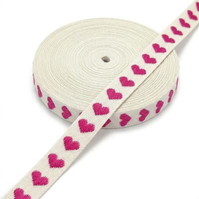 Beige lint met rode hartjes 16 mm breed geborduurd stoffen lint op rol decoratief lint voor cadeau verpakking strikken en knutselen romantisch patroon