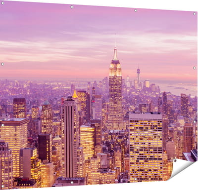 Gards Tuinposter New York Skyline met Lichten bij Zonsondergang - 150x120 cm - Tuindoek - Tuindecoratie - Wanddecoratie buiten - Tuinschilderij
