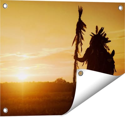 Gards Tuinposter Indiaan met een Speer bij Zonsondergang - 50x40 cm - Tuindoek - Tuindecoratie - Wanddecoratie buiten - Tuinschilderij