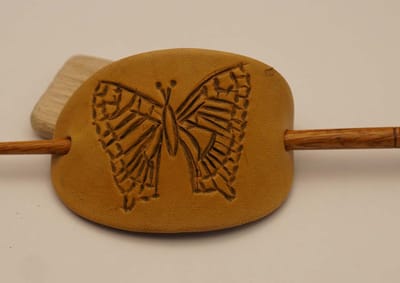Lederen haarspeld + stok van hout vlinder - butterfly haarspeld - haarspeld van een vlinder - sierlijke vlinder haarspeld - fladderend dieren haarspeld - haarspeld voor lang haar - haarspeld voor kort haar - stevige haarspeld - modern haarspeld