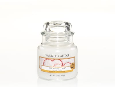 Yankee Candle - Snow In Love Classic Medium Geurkaars - 90 branduren