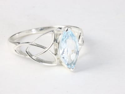 Opengewerkte hoogglans zilveren ring met blauwe topaas - maat 19