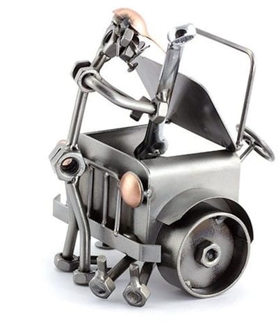 Metalen beeld - Automonteur - Twee monteurs - Moerenbeeldje - 19x16x19 cm - by Rawa