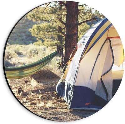 Dibond Wandcirkel - Tent met Hangmat in de Bossen - 20x20cm Foto op Aluminium Wandcirkel (met ophangsysteem)
