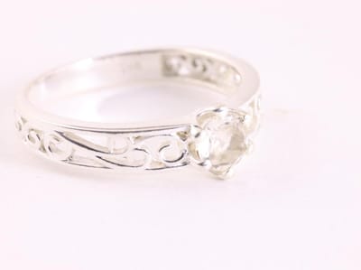Fijne opengewerkte zilveren ring met bergkristal - maat 16