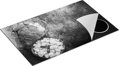 Chefcare Inductie Beschermer Bloemkolen op een Grijze Tafel - Zwart Wit - 85x52 cm - Afdekplaat Inductie - Kookplaat Beschermer - Inductie Mat