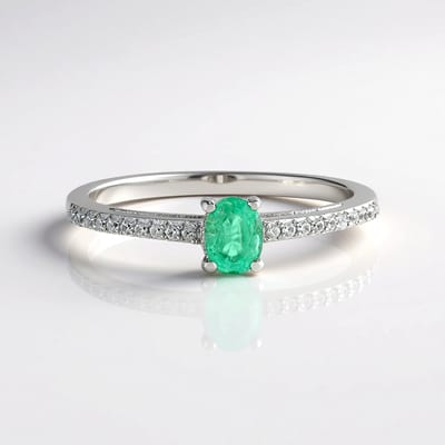 Cavill - Ring 925 Sterling Zilver met Ovale Russische Smaragd 0,318ct en 20 Cambodjaanse Zirkonia's - Luxe Elegante Zilveren Ring voor Vrouwen