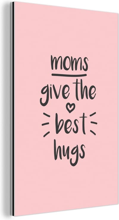 Aluminium schilderij 120x180 cm - Wanddecoratie metaal - Spreuken - Moms give the best hugs - Quotes - Mama - Metalen muurdecoratie woonkamer - Decoratie industrieel - Foto op dibond - Industriële accessoires slaapkamer