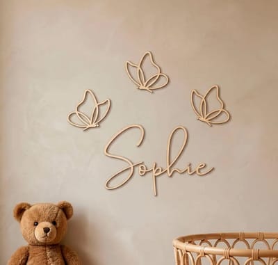 Gepersonaliseerde houten naam met vlinders – muurdecoratie kinderkamer – baby meisje cadeau – kraamcadeau – houten naam bord – nursery decor – babykamer accessoire – uniek gepersonaliseerd cadeau