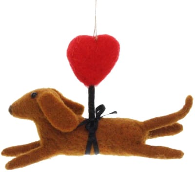 Hond vliegend met hart vilt 11x14x15cm